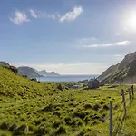 Med Flott Havutsikt Ved Hauklandstranden *
