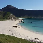 Med Flott Havutsikt Ved Hauklandstranden Leknes